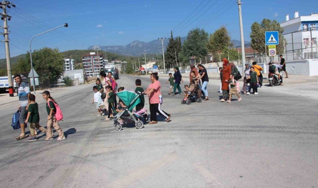 Antalya’nın Kumluca ilçesinde, D-400 kara yolundan her gün yüzlerce öğrencinin