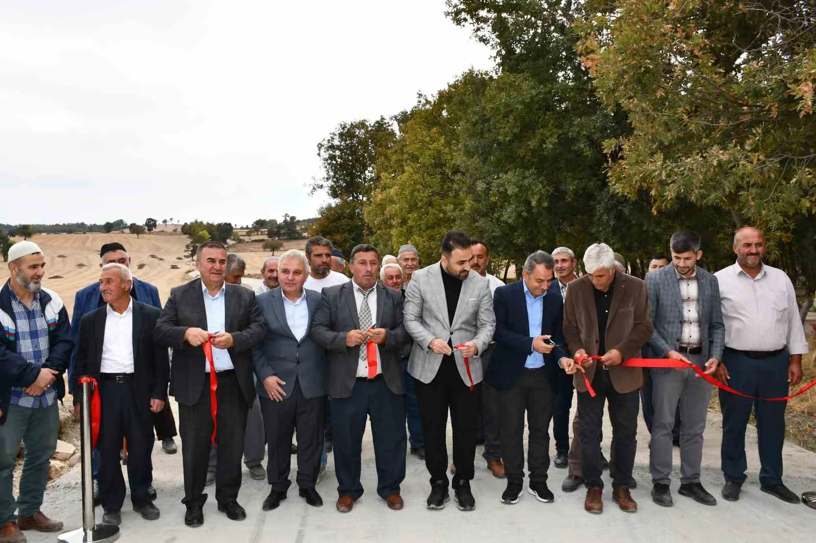 Samsun’un Vezirköprü ilçesine bağlı Samukalan Mahallesi’nde yapımı tamamlanan yeni yol,