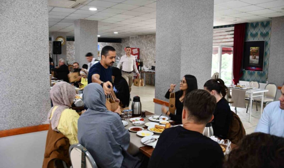 Samsun’un Vezirköprü ilçesinde üniversiteyi kazanan öğrenciler, ilçe protokolü ile kahvaltı
