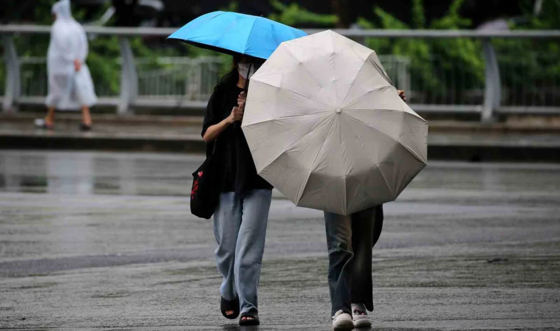 Vietnam’da bugün karaya çıkan Bualoi Tayfunu’nun yol açtığı şiddetli rüzgar