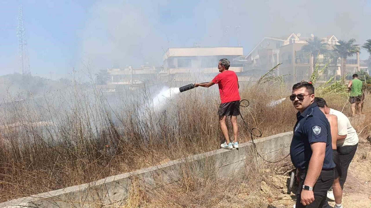 Antalya’nın Manavgat ilçesinde makilik alanda çıkan yangın, villaların bahçesine kadar