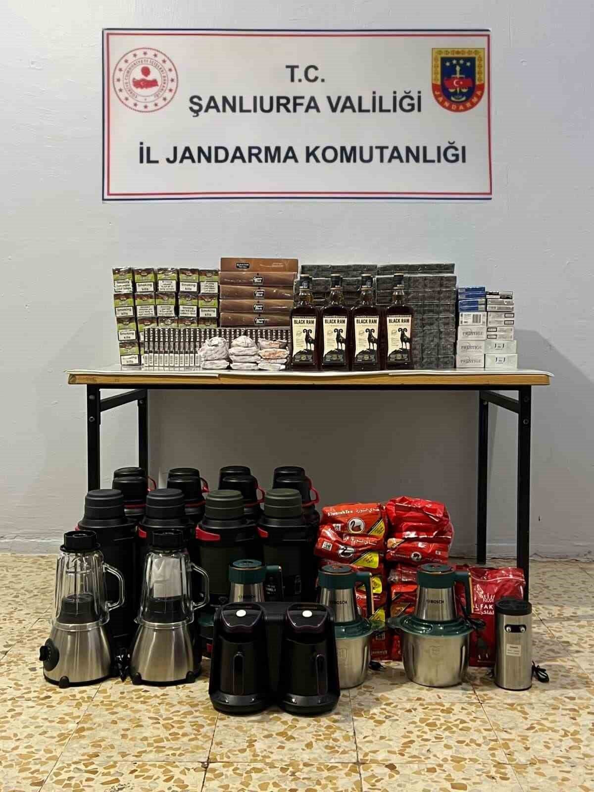 Şanlıurfa’nın Viranşehir ilçesinde jandarma ekipleri tarafından gerçekleştirilen operasyonda kaçak sigara,