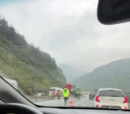 Sakarya’nın Geyve ilçesi D-650 kara yolunda yağışın etkisi ile sürücüsünün