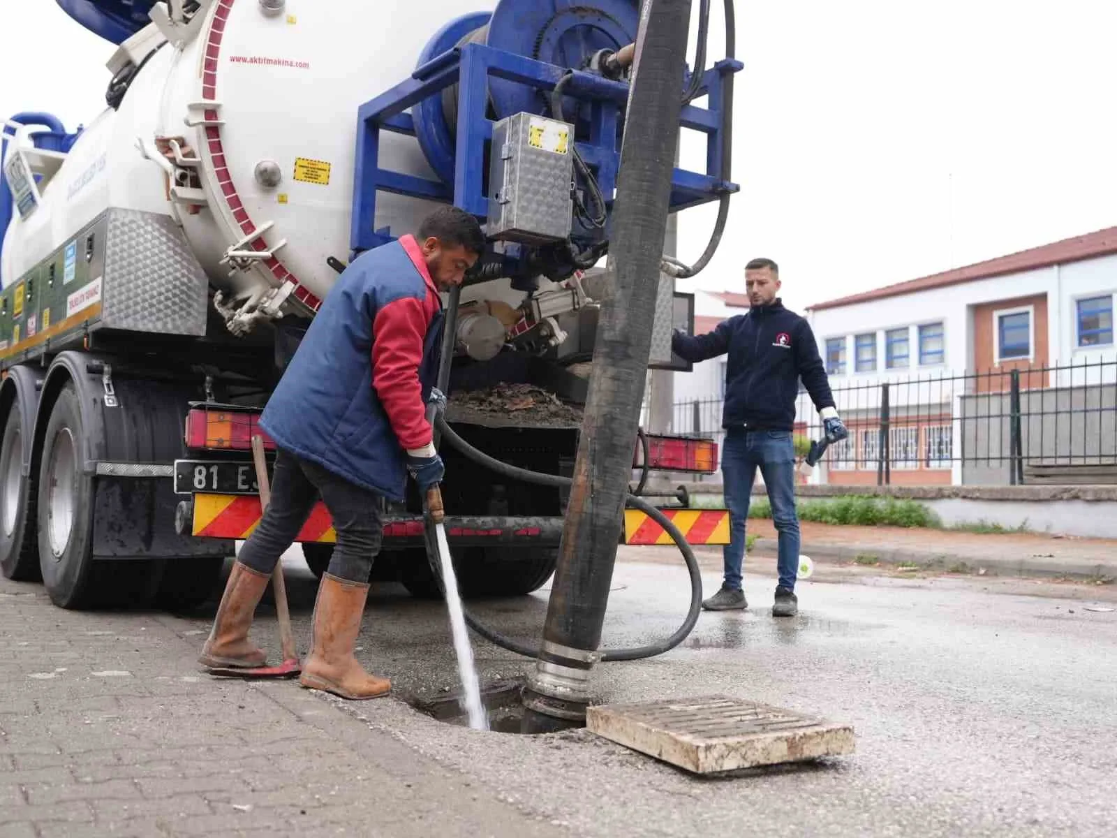 Düzce Belediyesi, mevsimsel değişiklikler doğrultusunda şehir genelindeki saha çalışmalarını hızlandırdı.