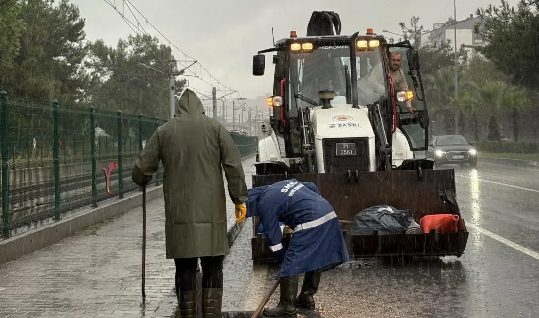 Samsun’da etkili olan kuvvetli sağanak, bazı yolları suyla kapladı. Ekipler