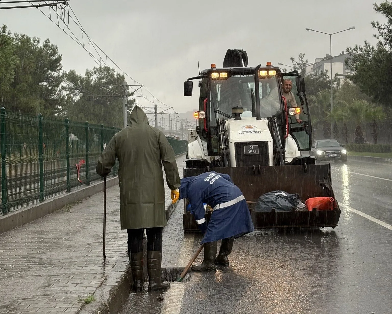 Samsun’da etkili olan kuvvetli sağanak, bazı yolları suyla kapladı. Ekipler
