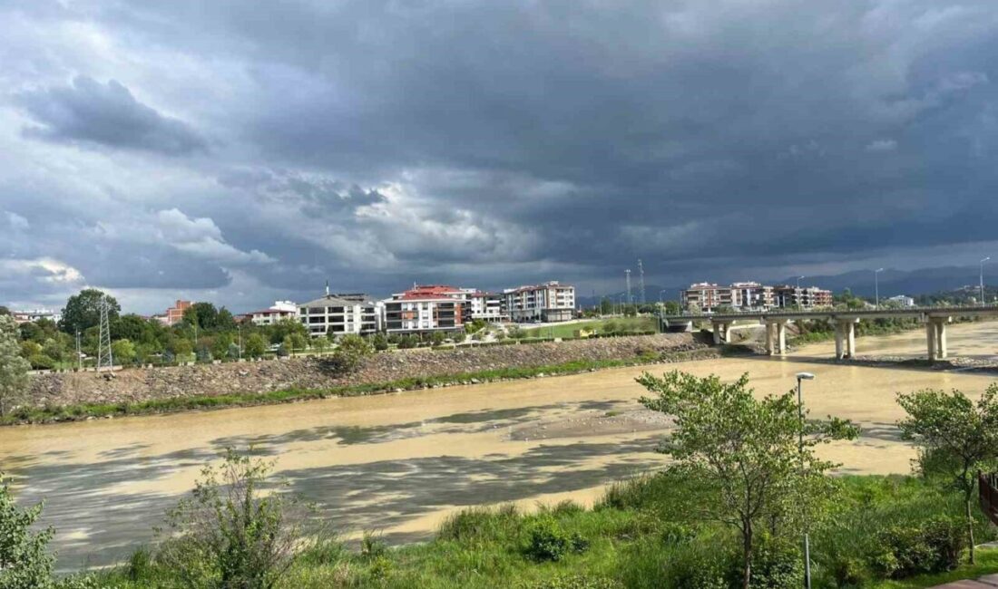 Samsun’da etkili olan sağanak yağış sonrası Yeşilırmak Nehri kahverengiye büründü.