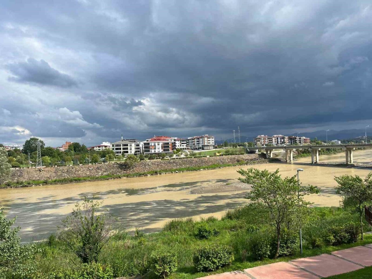 Samsun’da etkili olan sağanak yağış sonrası Yeşilırmak Nehri kahverengiye büründü.