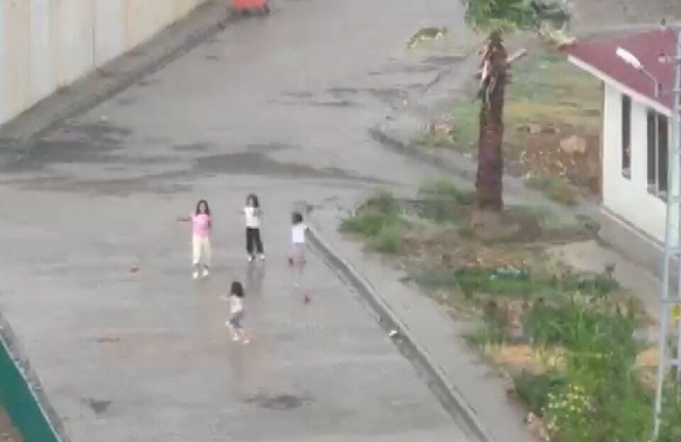 Kahramanmaraş’ın Onikişubat ilçesinde bazı bölgelerde yağan yağmur çocuklara bayram sevinci