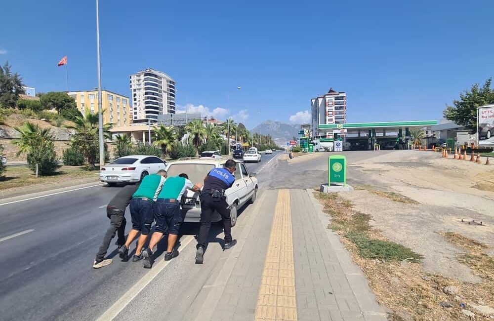 Mersin’de yakıtı biten otomobil yol ortasında kaldı. Vatandaşlar ve bir