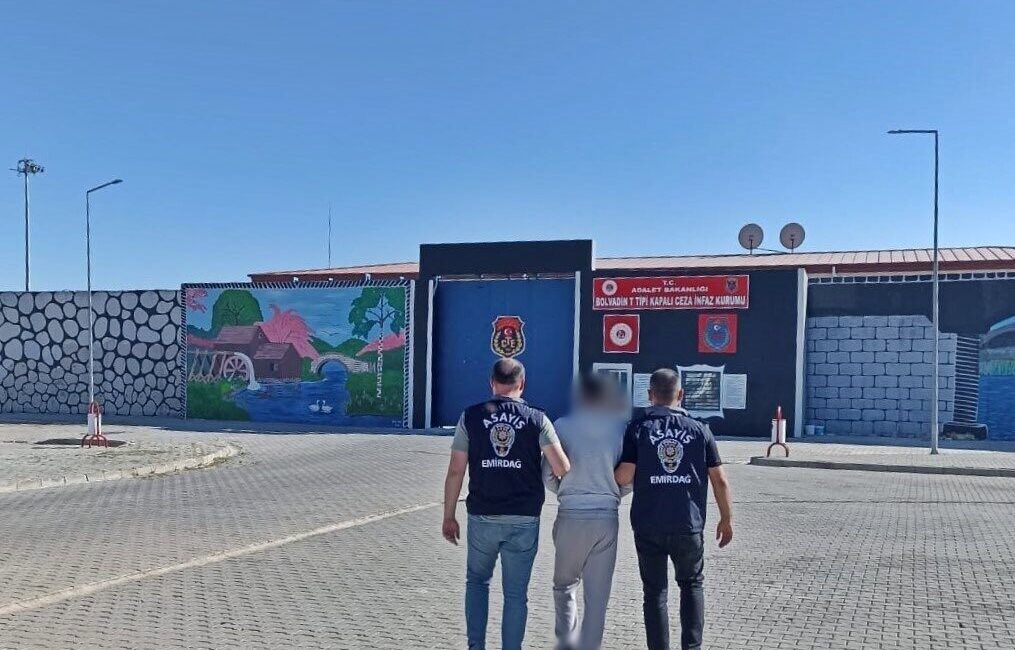 Afyonkarahisar’da çeşitli suçlardan yaklaşık 15 yıl hapis cezası ile aranan