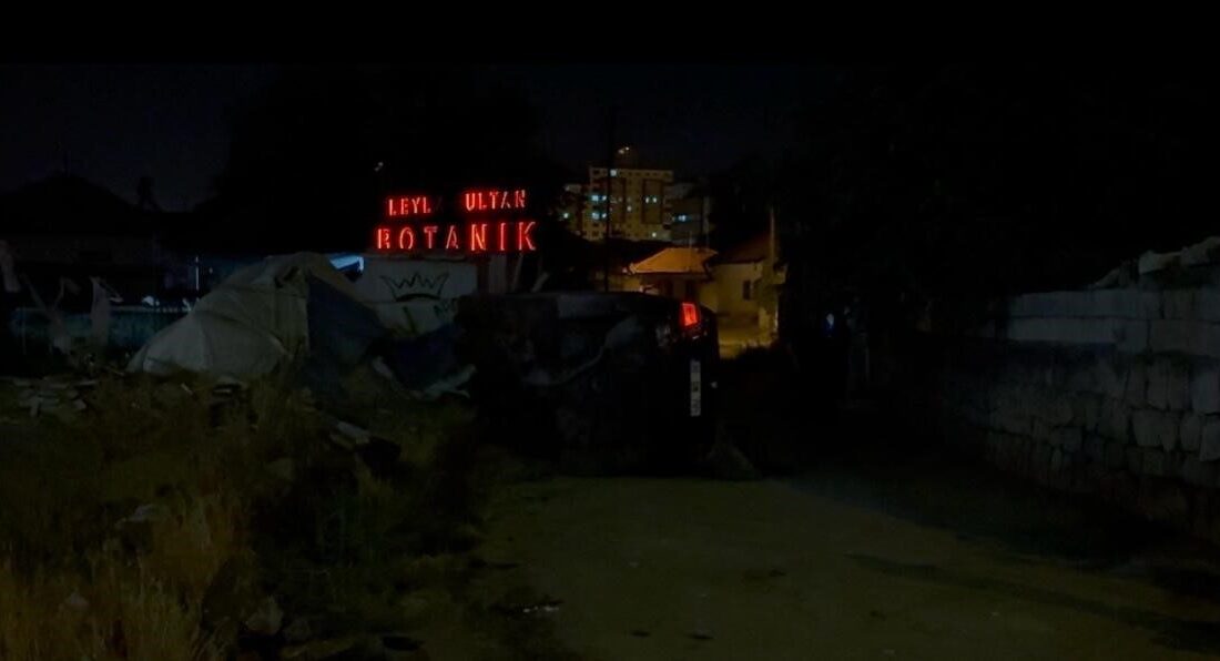 Kayseri’nin Kocasinan ilçesinde ara sokakta kaza yapan sürücü yan yatan