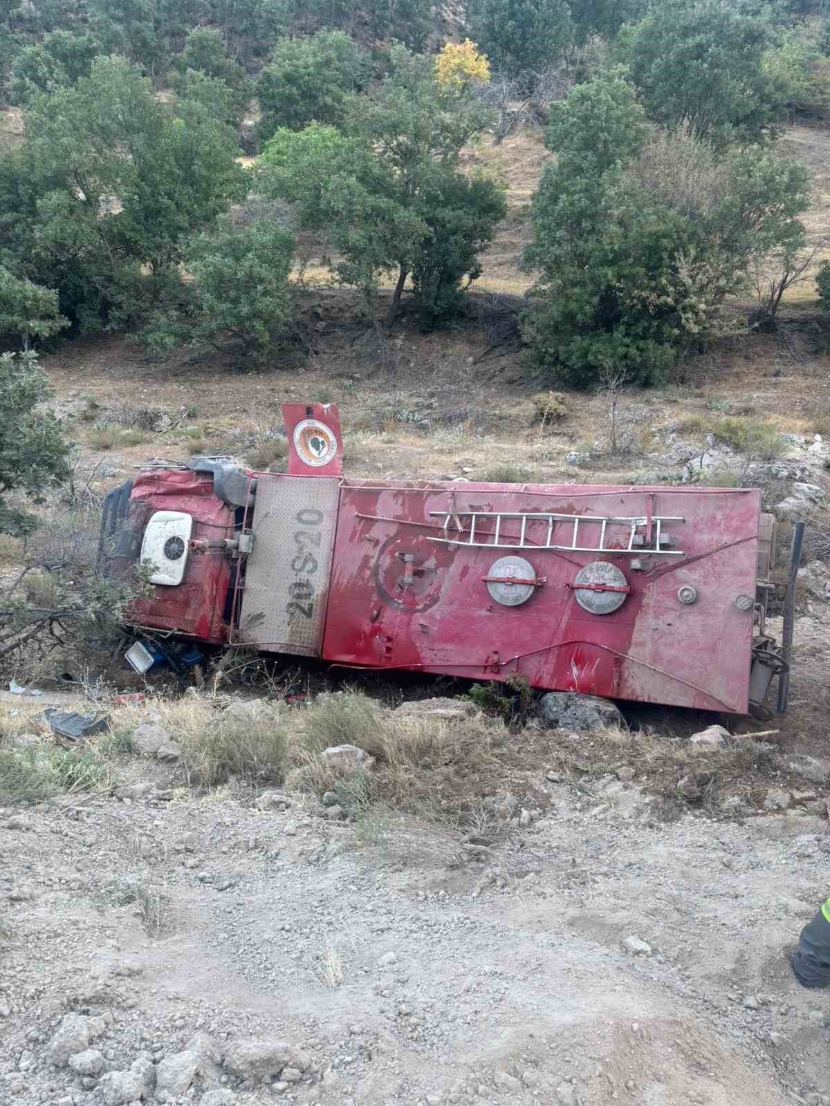 Denizli’nin Buldan ilçesinde soğutma çalışmalarının devam ettiği yangın bölgesinden dönen