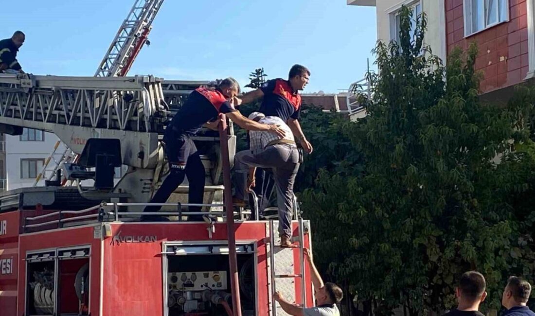 Burdur’da tadilat esnasında apartmanın çatısında çıkan yangında mahsur kalan işçi,