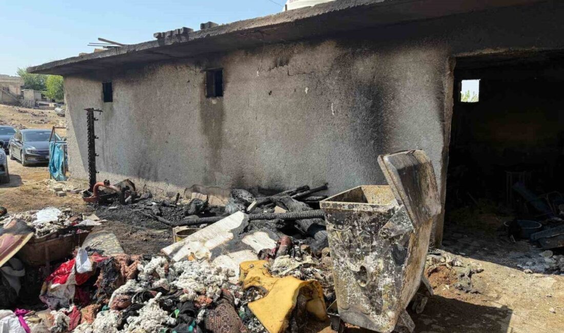 Şanlıurfa’nın Hilvan ilçesinde çıkan yangında bir ev tamamen küle döndü.