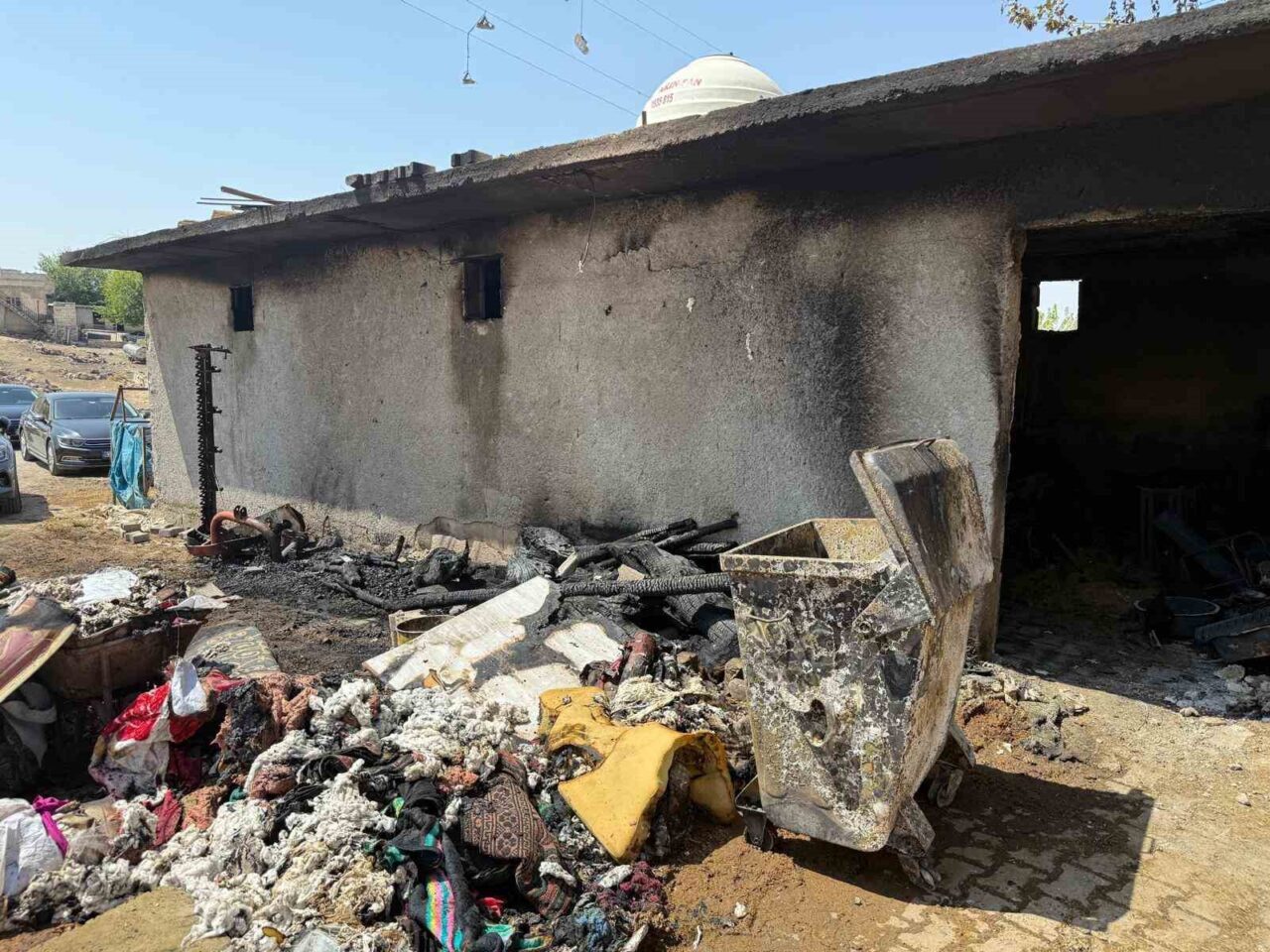 Şanlıurfa’nın Hilvan ilçesinde çıkan yangında bir ev tamamen küle döndü.