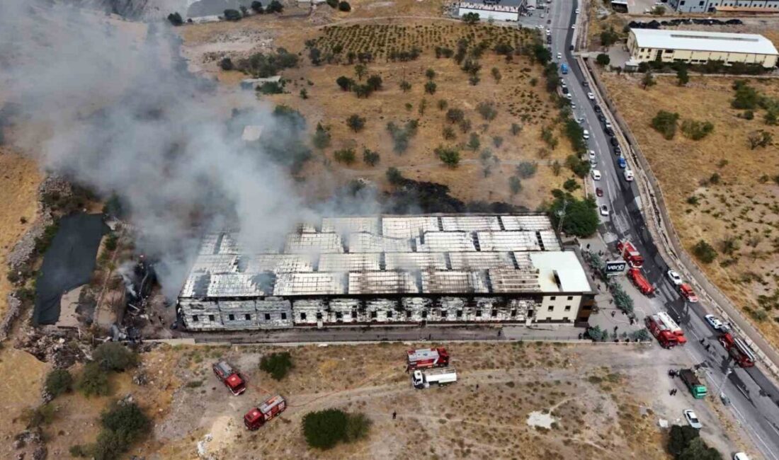 Kayseri’de mobilya fabrikasında çıkan yangın itfaiye ekiplerinin yoğun çalışması sonucu