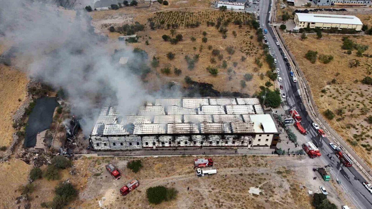 Kayseri’de mobilya fabrikasında çıkan yangın itfaiye ekiplerinin yoğun çalışması sonucu