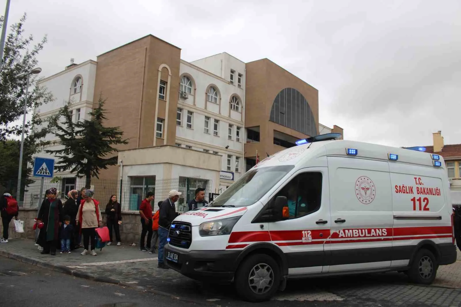 Kayseri’nin Melikgazi ilçesinde bir okulda öğrencinin yangın ziline basması sonucu