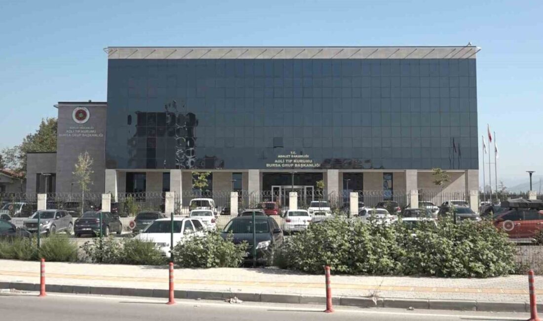 Bursa’da bir apartmanın 3’üncü katında çıkan yangında alevlerin arasında kalan