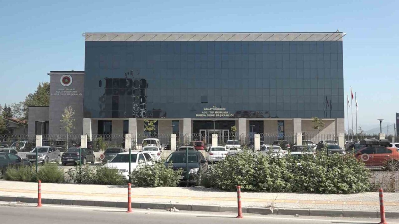 Bursa’da bir apartmanın 3’üncü katında çıkan yangında alevlerin arasında kalan