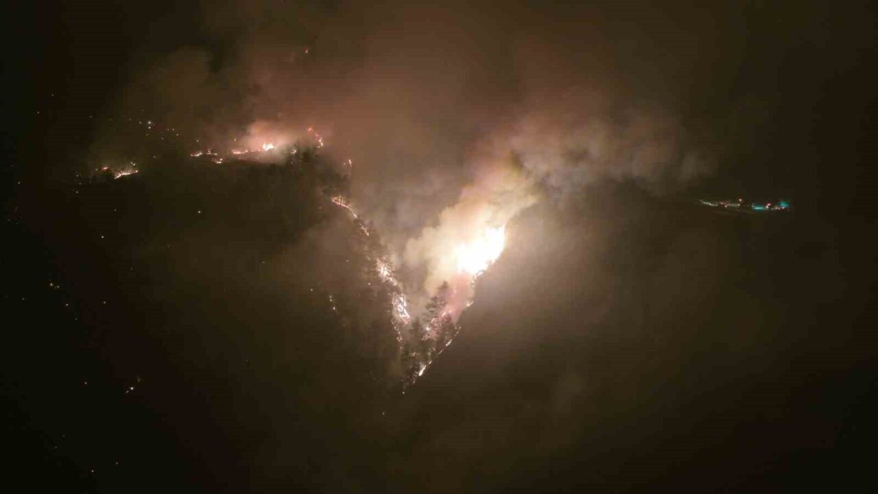 Denizli’de ki yangının 5. gününde gecenin ilk saatlerinde ekiplerin karadan