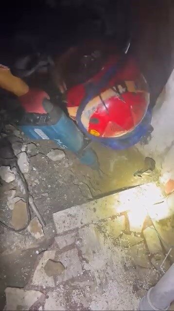 Bursa’da su giderinden içeri giren yavru kedi, geri dönemeyince çatlaktan