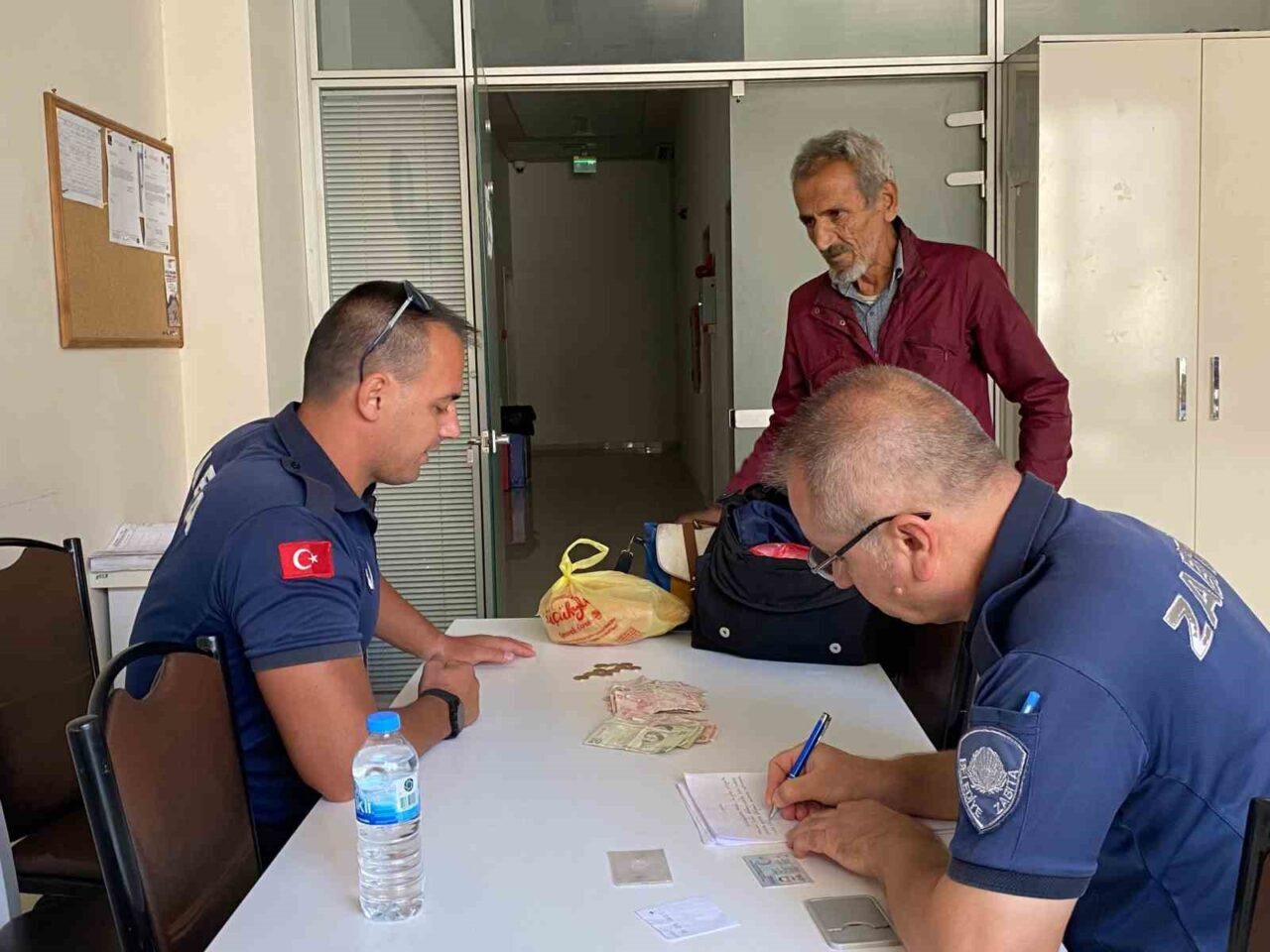 İzmir’in Gaziemir ilçesinde, zabıta ekipleri tarafından yakalanan bir dilencinin üzerinden