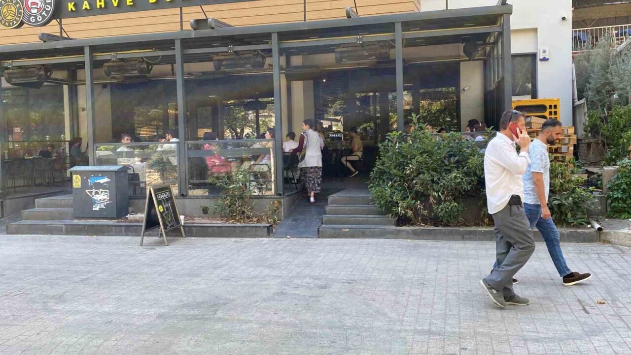 Eskişehir’de dilenciler, iddialara göre “fal bakacağım” diyerek vatandaşlardan para topluyorlar.