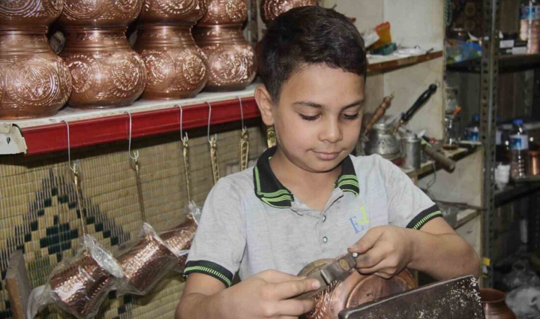 Gaziantep’te bakırcı ustası babasının yanında 3 yıl önce meslek öğrenmek