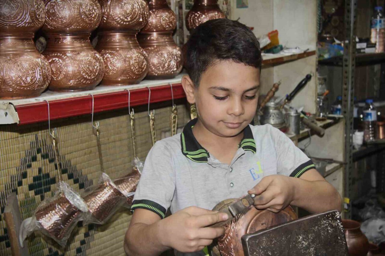 Gaziantep’te bakırcı ustası babasının yanında 3 yıl önce meslek öğrenmek