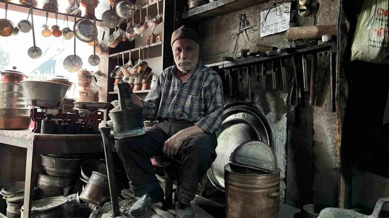 Kastamonu’nun Tosya ilçesinde bakır ve kalay ustası yaşlı adam, yok