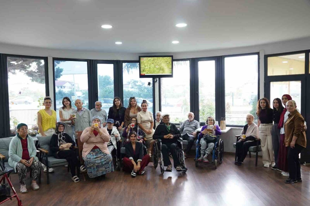 Samsun’un Atakum Belediyesi ekipleri, belediye tarafından düzenlenen çini boyama etkinliğine