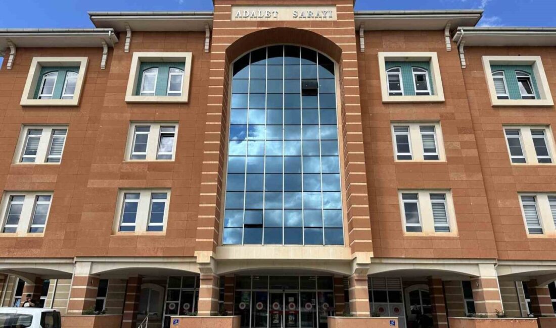 Kastamonu’da uyuşturucu sattıkları gerekçesiyle narkotik ekiplerince düzenlenen operasyonda yatağın altına