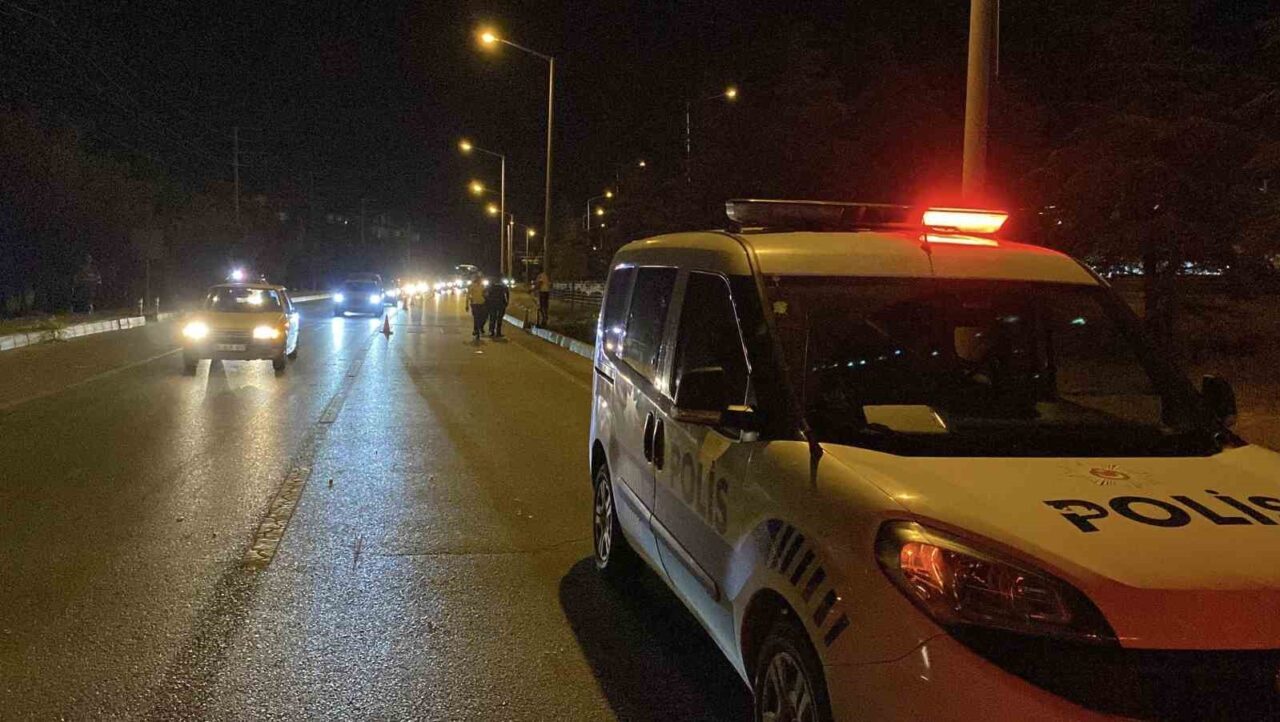 Burdur’da yaya geçidinden yolun karşısına geçmeye çalışan kadın, bir otomobilin