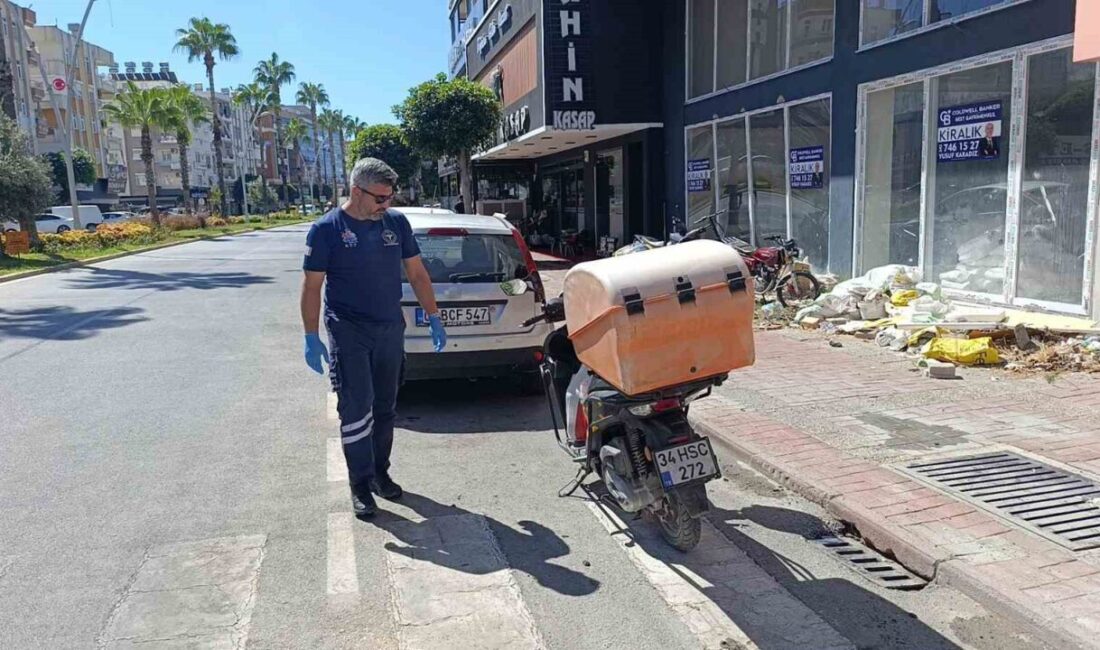 Antalya’nın Manavgat ilçesinde yaya geçidindeki yayalara yol vermek için duraklayan