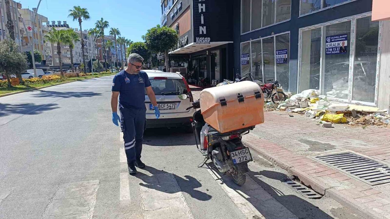 Antalya’nın Manavgat ilçesinde yaya geçidindeki yayalara yol vermek için duraklayan