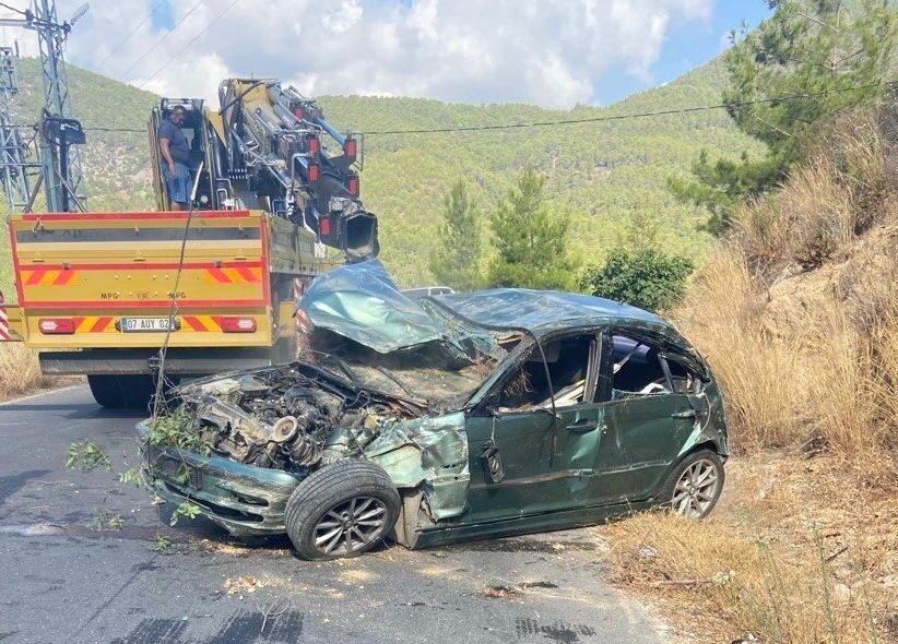 Antalya’nın Gazipaşa ilçesinde yayla yolunda meydana gelen kazada, otomobilin uçuruma