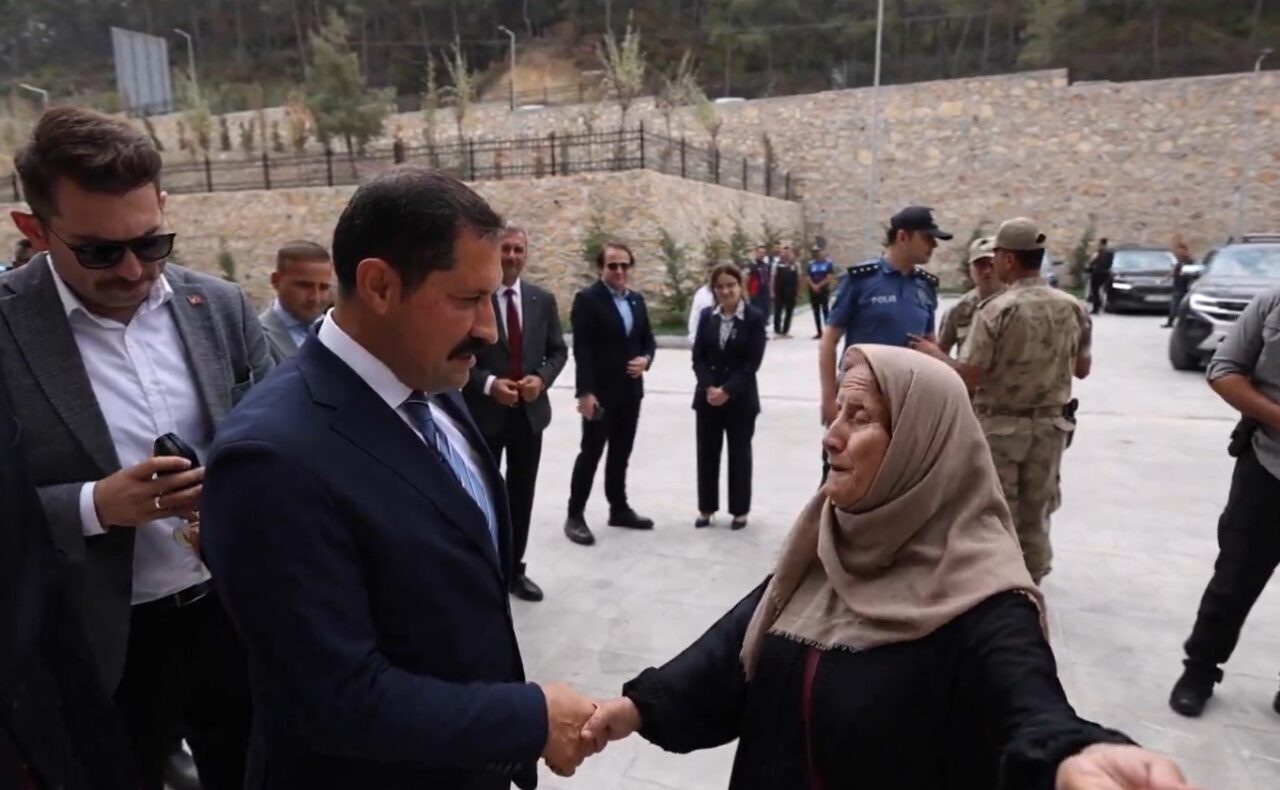 Hatay’ın Yayladağı ilçesine inşa edilen hükümet konağı, kamu kurumlarını tek