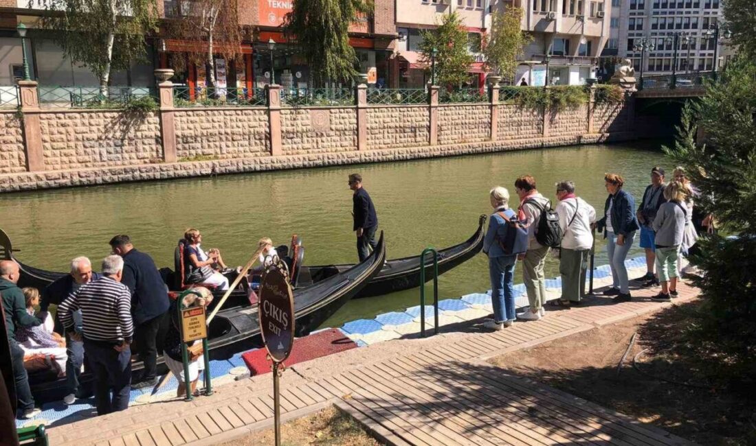 Eskişehir’e turistlik amaçlı gelen vatandaşlar, havaların nispeten soğumasına, yaz mevsiminin