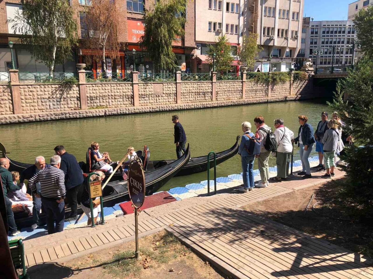 Eskişehir’e turistlik amaçlı gelen vatandaşlar, havaların nispeten soğumasına, yaz mevsiminin