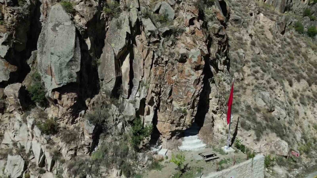 Erzurum’un Uzundere ilçesine bağlı Pehlivanlı Mahallesi’nde, eski adıyla Serdebe mevkiinde