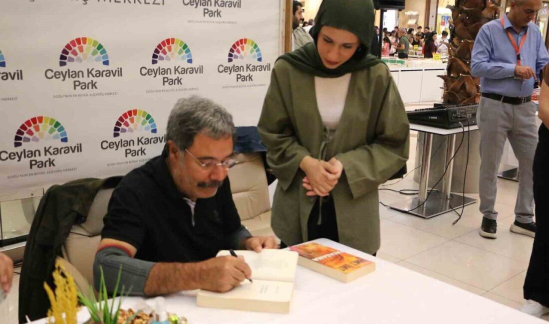 Ünlü yazar Ahmet Ümit, Diyarbakır’da düzenlenen imza günü etkinliğinde okurlarıyla