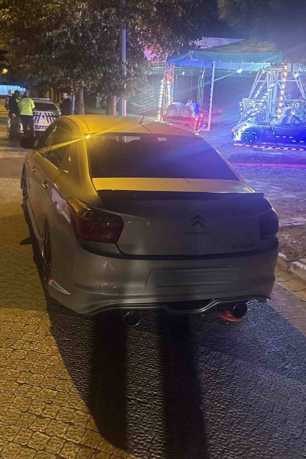 Çanakkale’nin Ezine ilçesinde İlçe Emniyet Müdürlüğü ekipleri, asayiş kontrolü sırasında