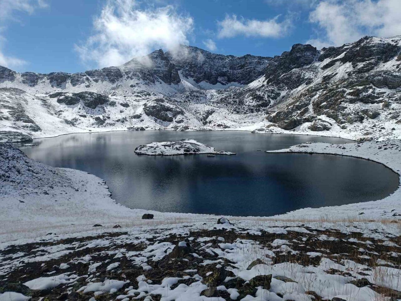 Erzurum’un İspir ilçesi Yedigöller bölgesinde etkili olan kar yağışı sonrası