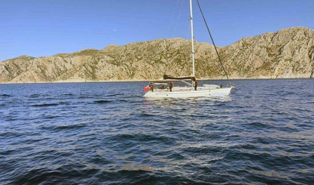 Muğla’nın Marmaris ilçesi açıklarında durdurulan yelkenli tekne içinde 26’sı çocuk