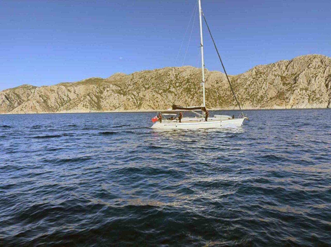 Muğla’nın Marmaris ilçesi açıklarında durdurulan yelkenli tekne içinde 26’sı çocuk