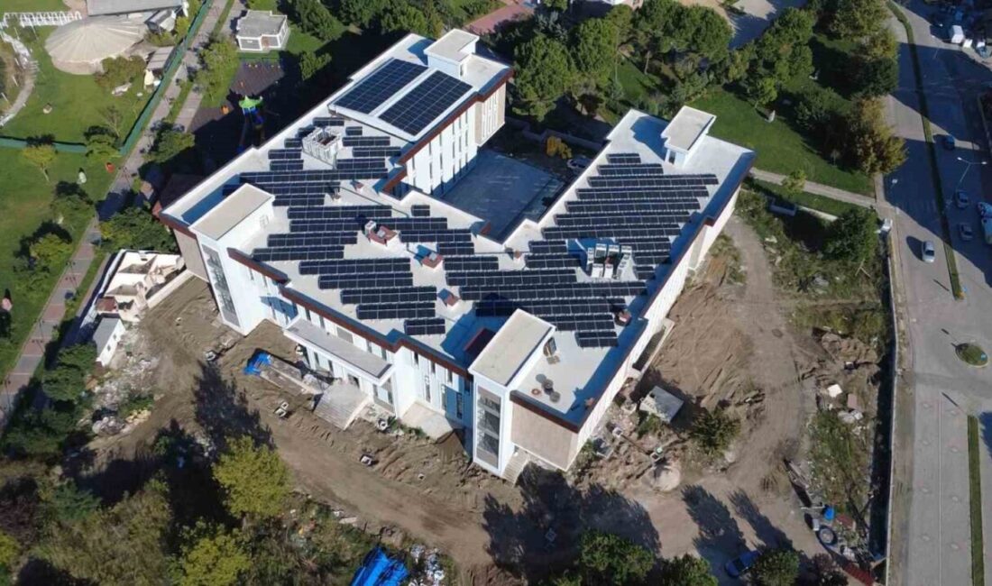 Samsun’un Çarşamba ilçesinde yapımı süren yeni hükümet konağı, çatısına kurulan