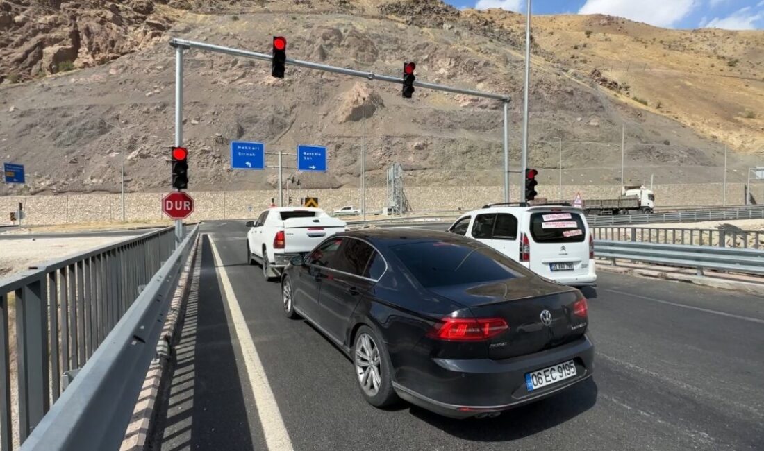 Yüksekova-Van kara yolu üzerindeki Yeni Köprü Tüneli bölgesinde sürekli yaşanan