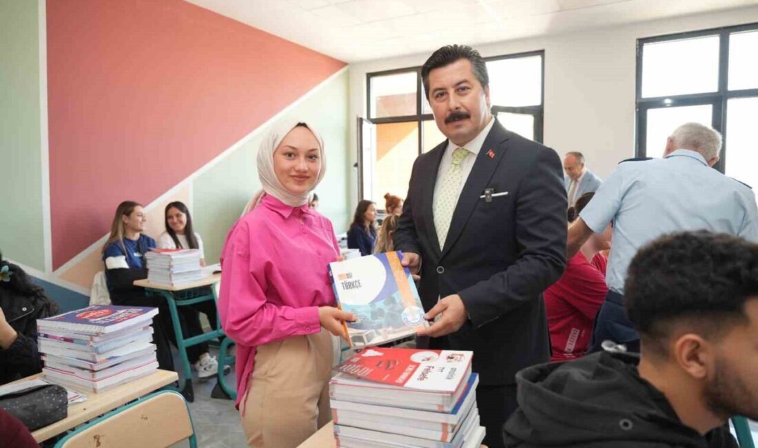 Yenişehir Belediye Başkanı Ercan Özel, üniversiteye hazırlık öğrencilerine yönelik eğitim
